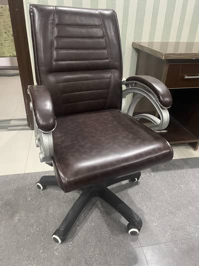 2 Revolving chairs , High quality, Almost new