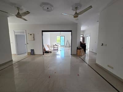 DEFENCE 500 YARDS FIRST FLOOR BEAUTIFUL PORTION FOR RENT