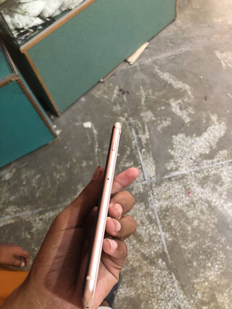 Apple iPhone 8 Plus 3