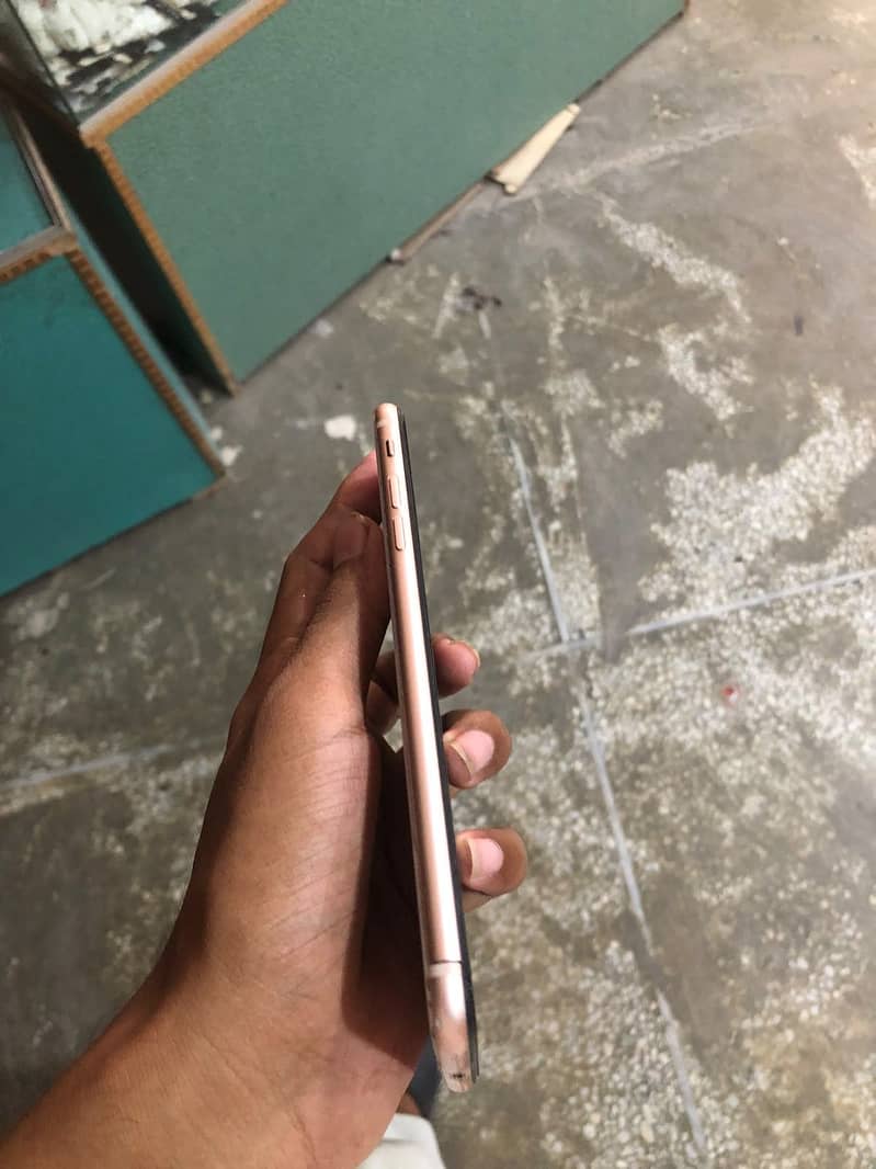 Apple iPhone 8 Plus 4