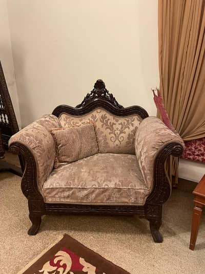 5 seater sofa set with small table in good condition for sale