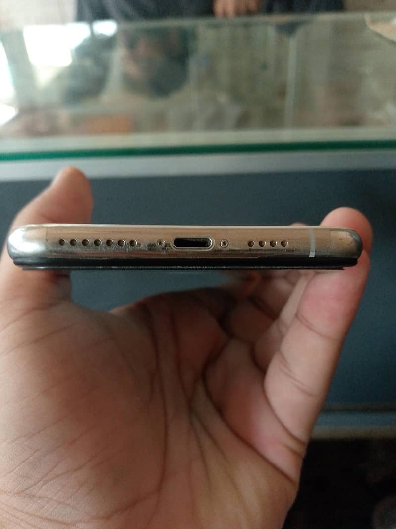 Apple iPhone X 4