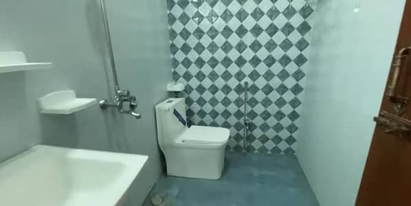 25/40 Ground portion available for Rent in G13