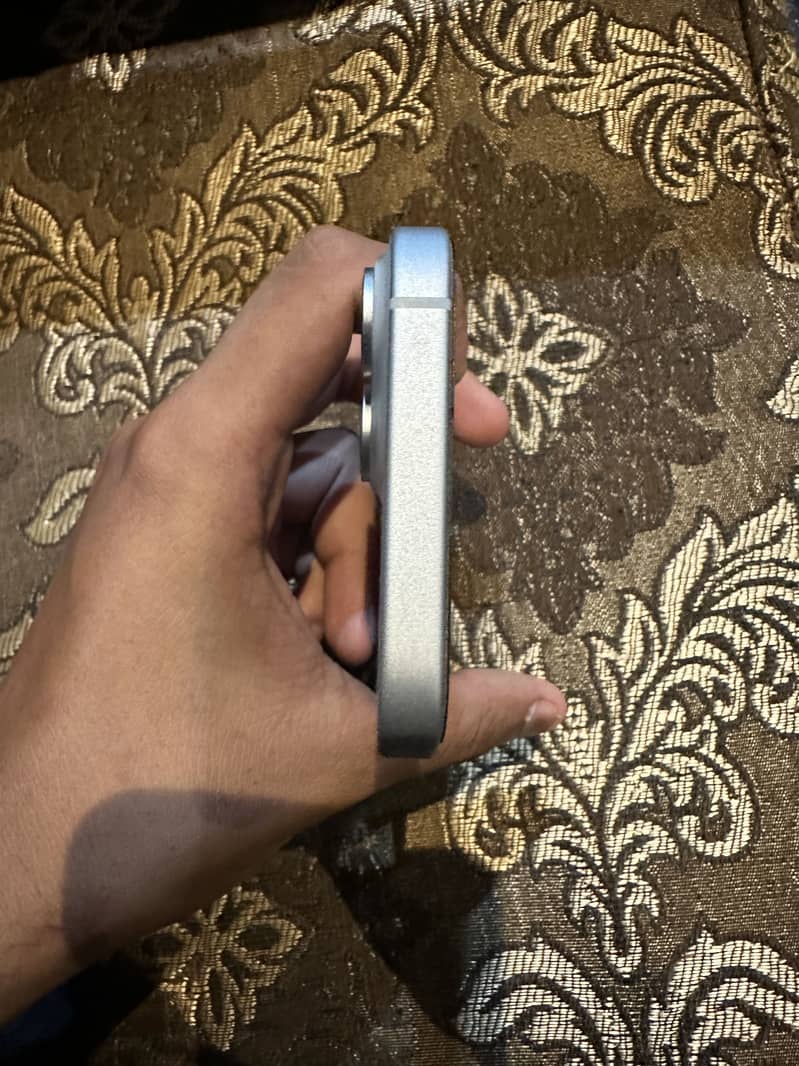 iPhone 15 3