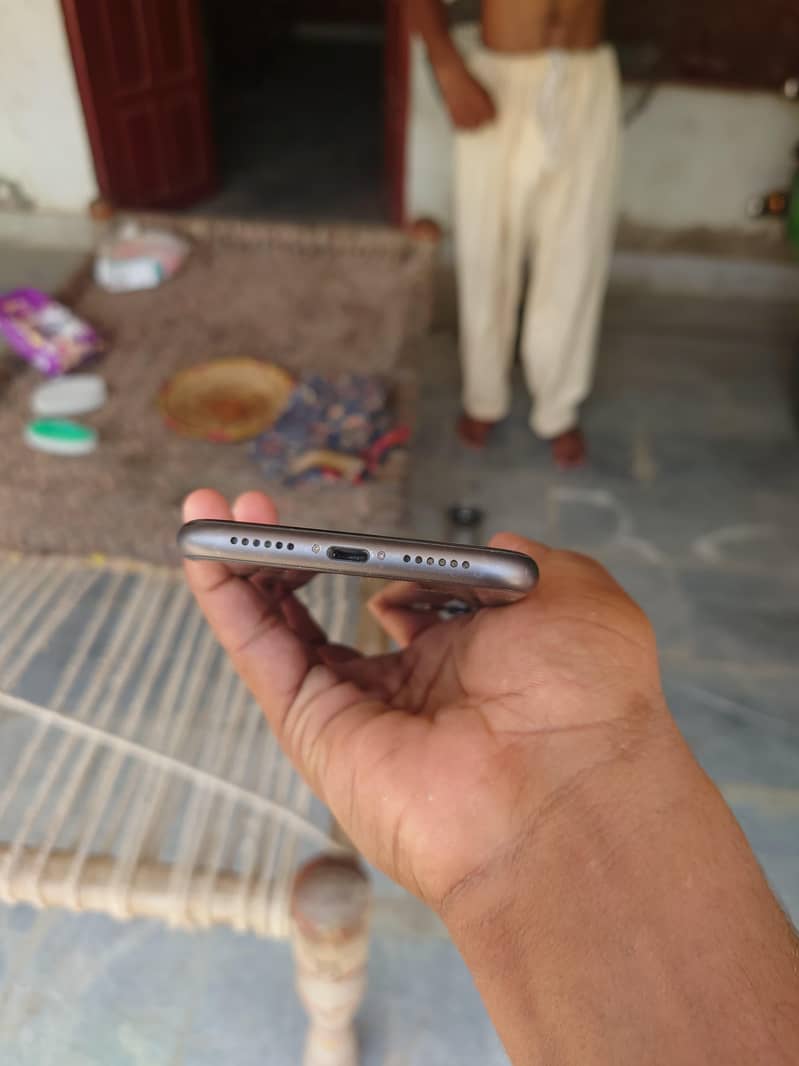 iPhone 11 4