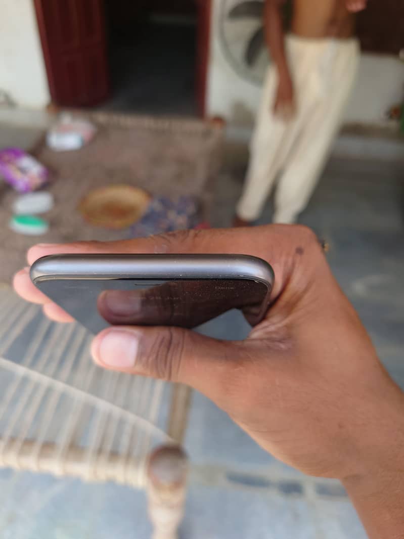 iPhone 11 6