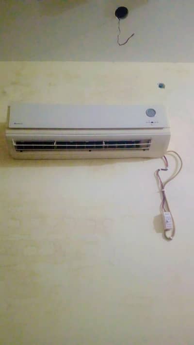 1.5 ton Gree non inverter ac 50000 Rs Urgent sale