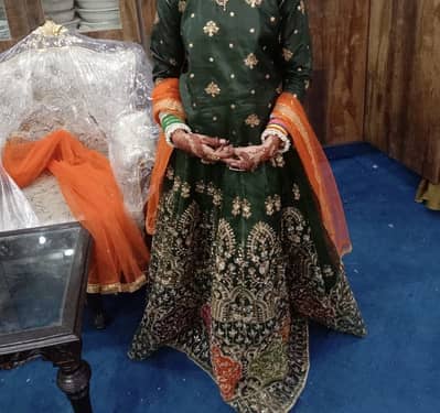 Branded lehnga choli with beautiful dupatta 1 time used  size midum
