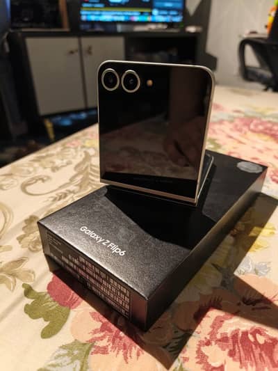 100% SCRACTHLESS / SEALED SAMSUNG Z FLIP 6 12GB/512GB APPROVED. MINT