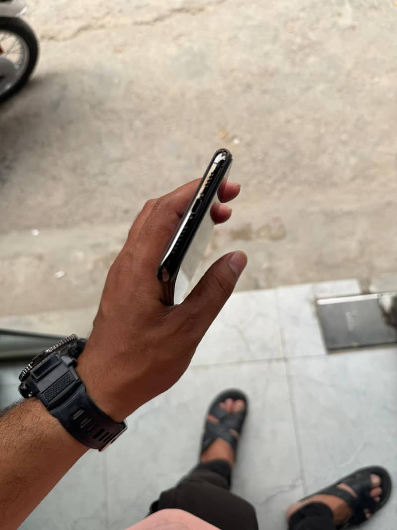 Apple iPhone 11 Pro Max 4