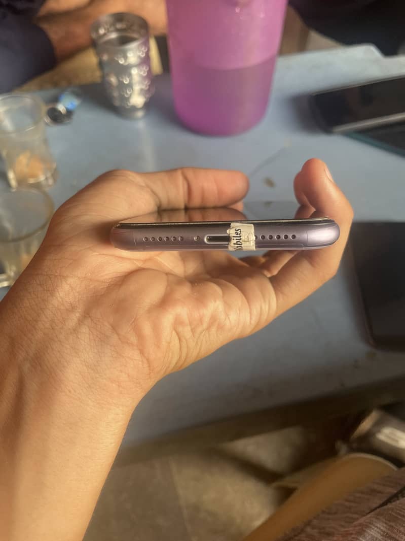 Apple iPhone 11 4