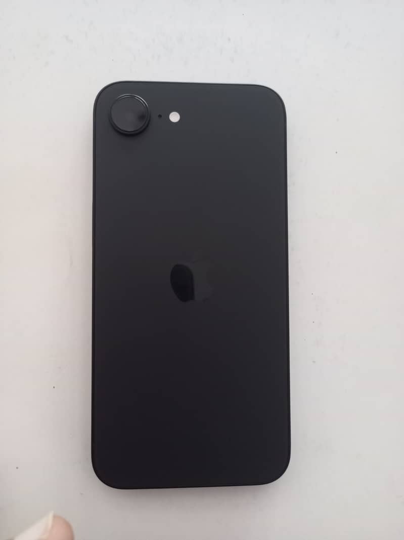 Apple iPhone 16e 1