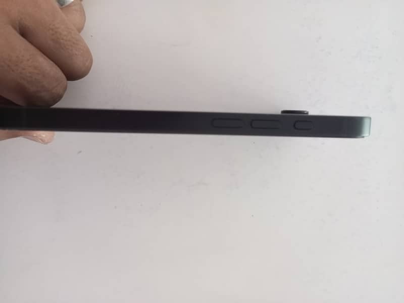Apple iPhone 16e 2