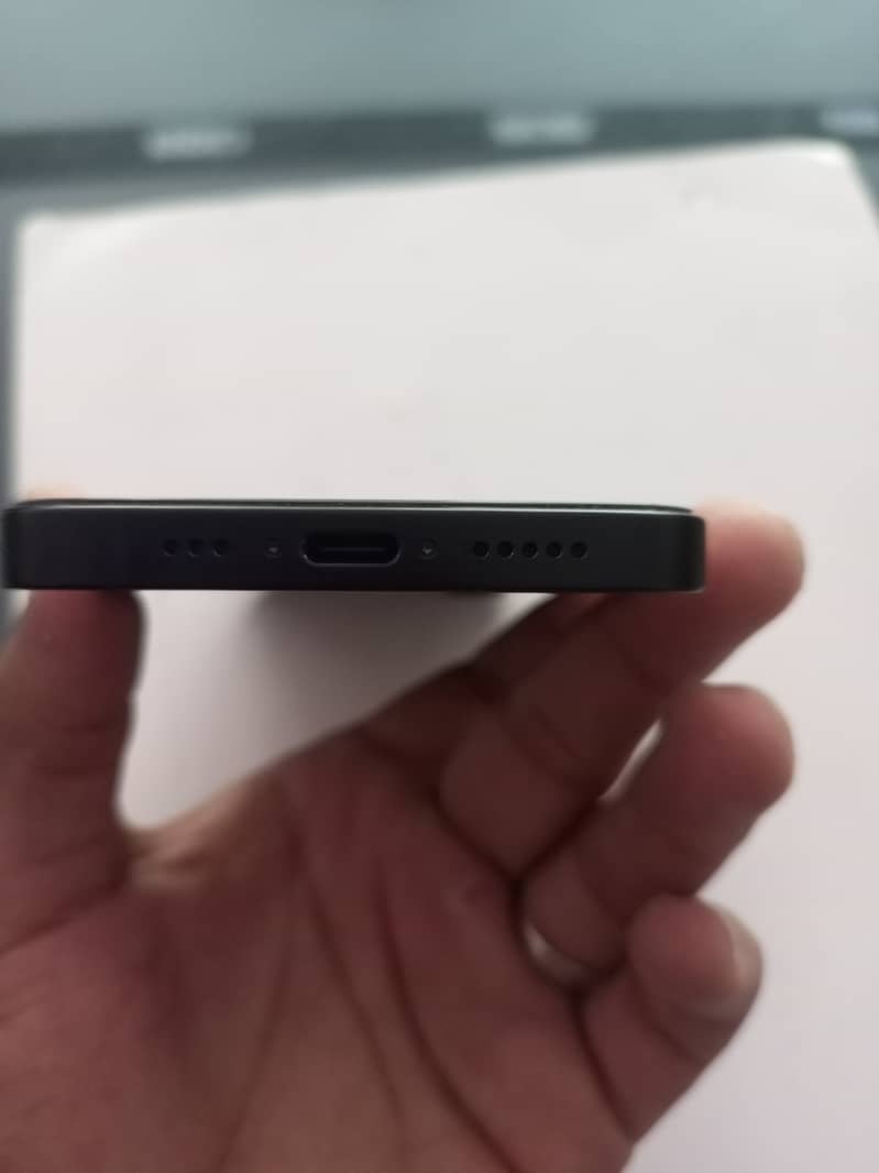 Apple iPhone 16e 4