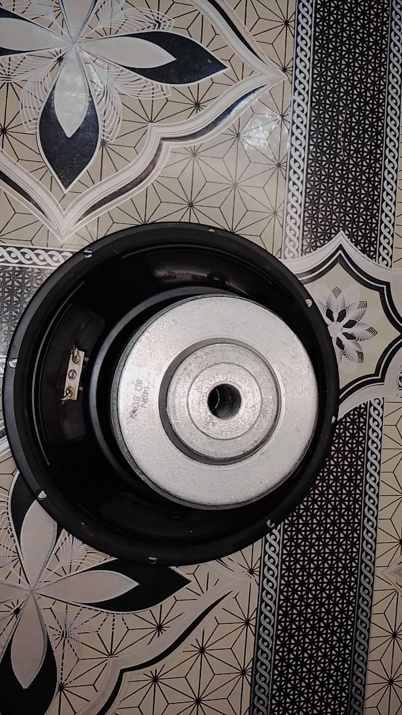 sub buffer 8 inch on good condition working 1