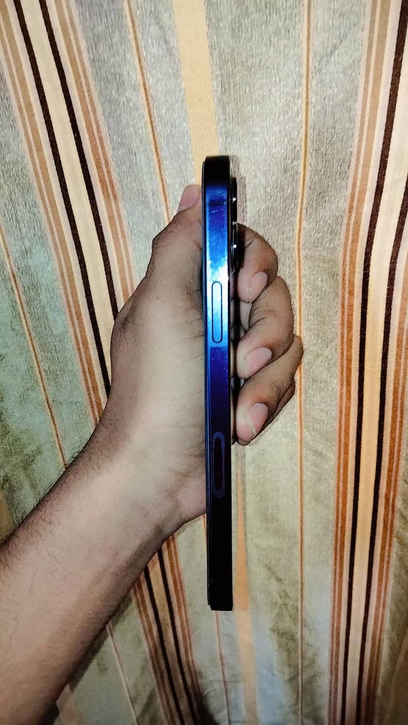 Apple iPhone 12 4