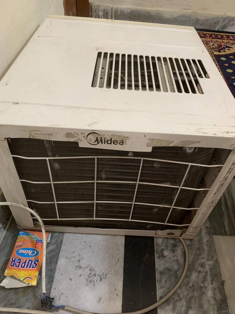 window AC 1