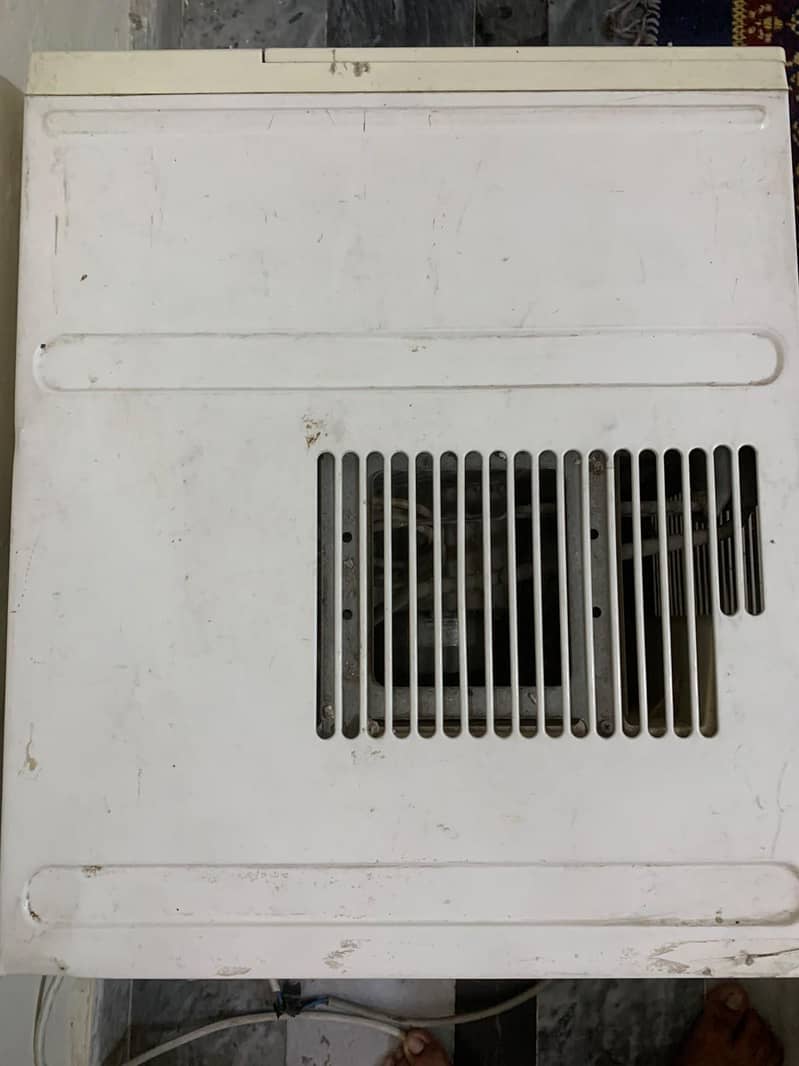 window AC 4