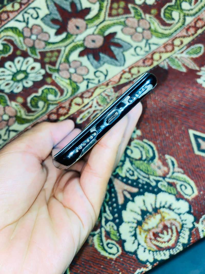 Apple iPhone X 4