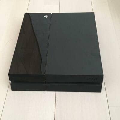Ps4 with 2 controllers and games