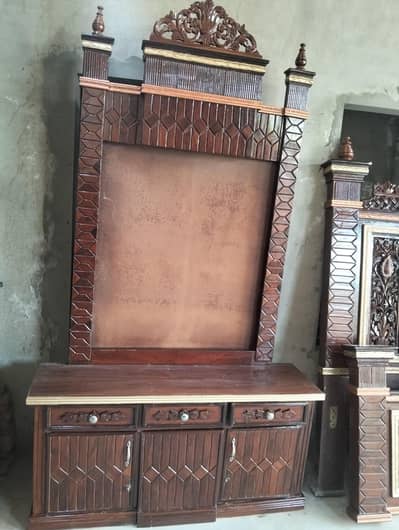 bed and dressing side table mirror b sath hy totny ki waja otar k rakh