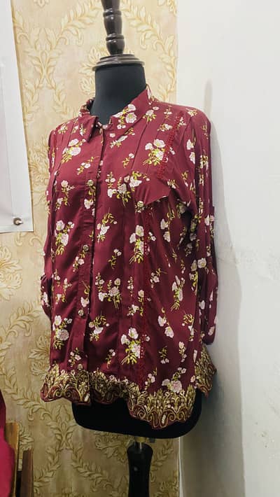 Women’s crop top in red and floral design