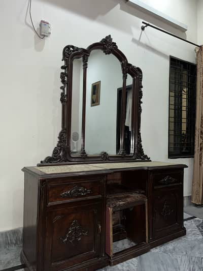 Dressing Table of sheesham wood