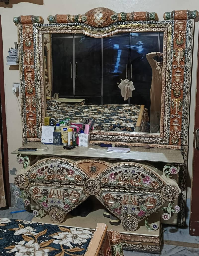 dressing table & showcase 0