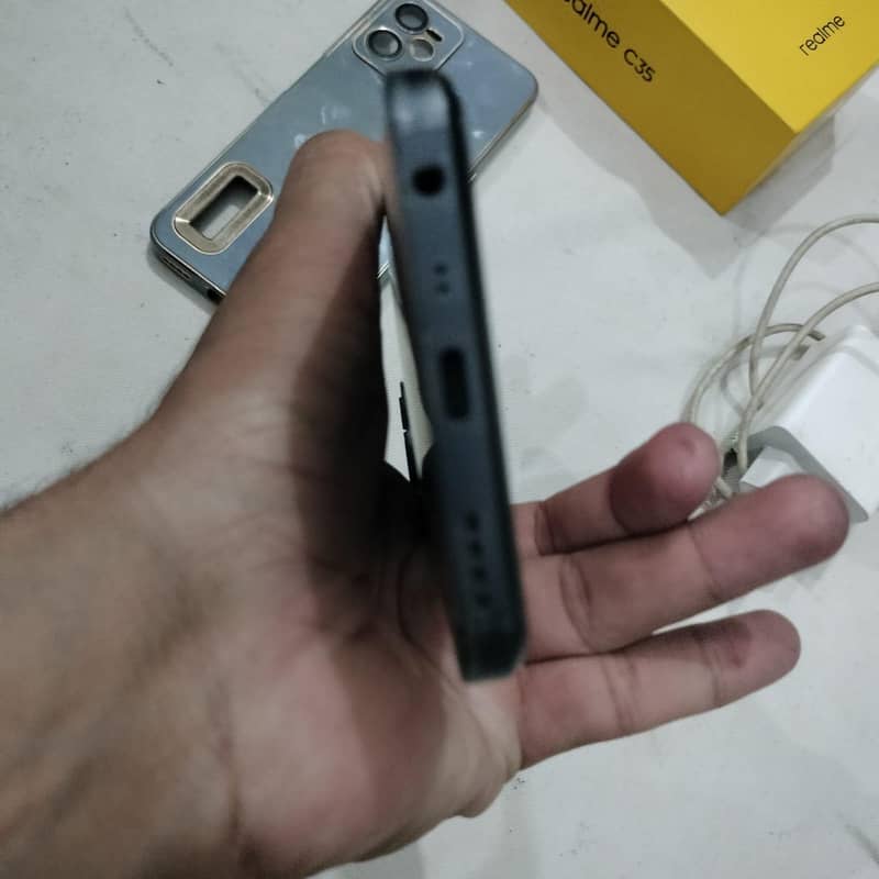 Realme C35 8