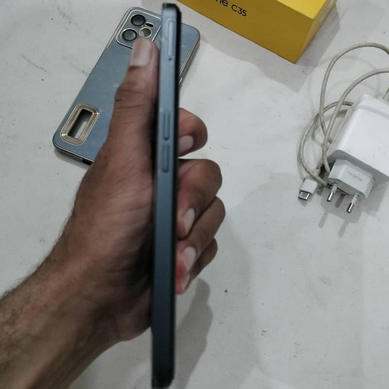 Realme C35 12