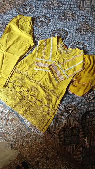 used huy dress hyn jesy picture myn hain wesy he hyn bilkul