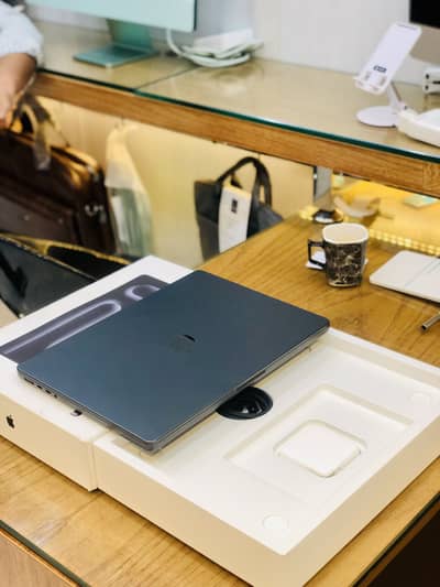 MacBook pro M5 14inch 16/512