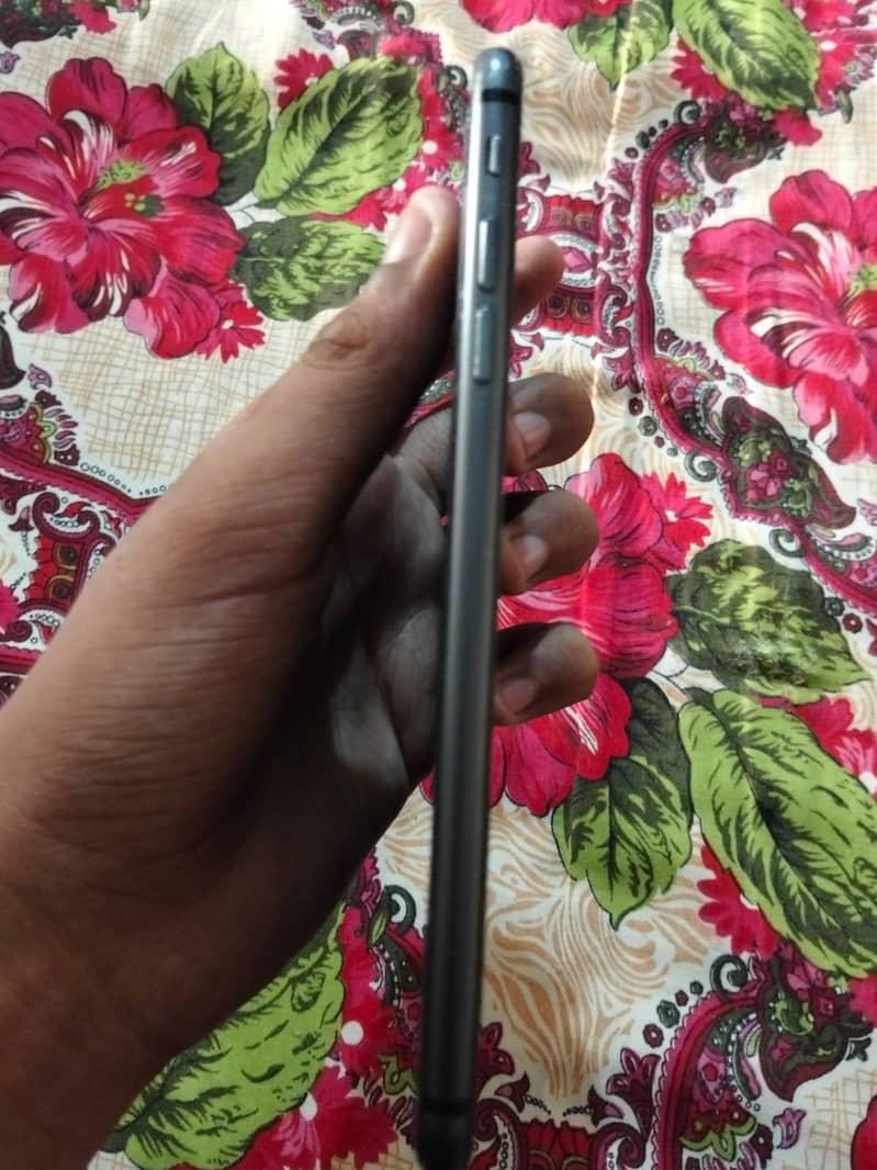Apple iPhone 8 Plus 3