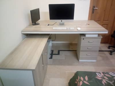 Executive Table/ Office Table