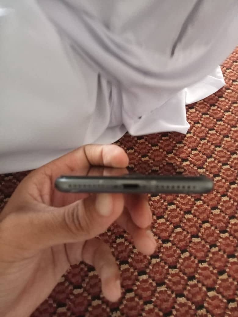 Apple iPhone 8 Plus 3