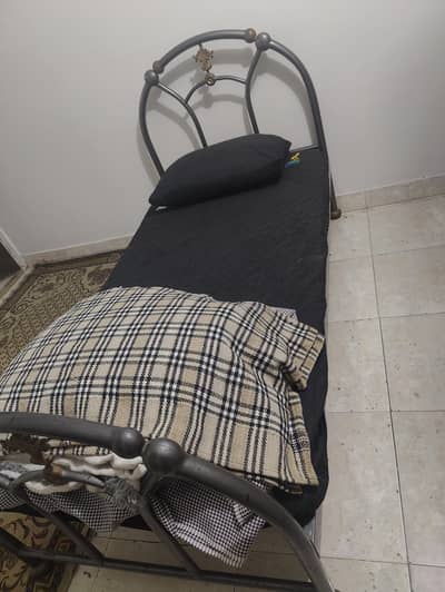 Single Metal Bed Frame (Dismantlable) – Good Condition