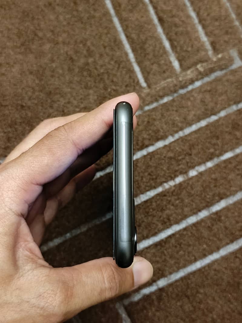 Apple iPhone 11 4