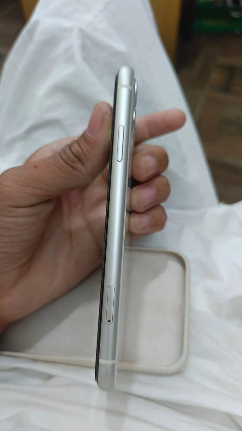 Apple iPhone 11 4