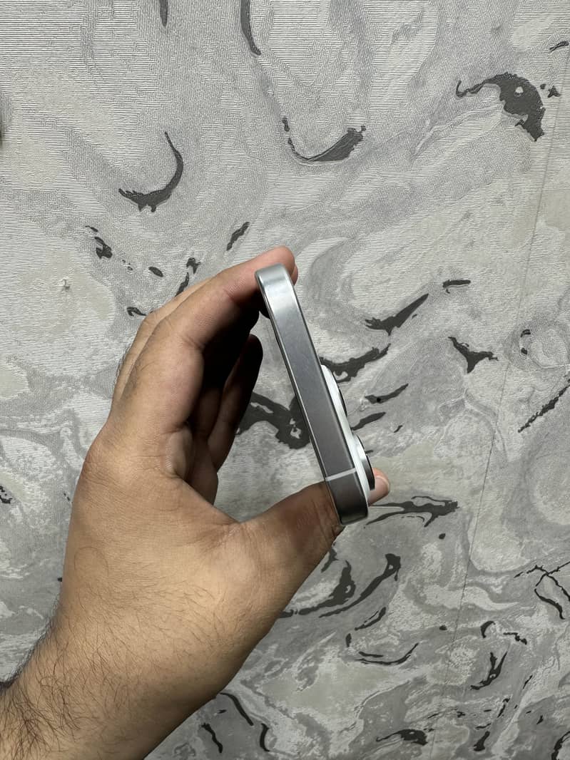 Apple iPhone 16 Pro 2