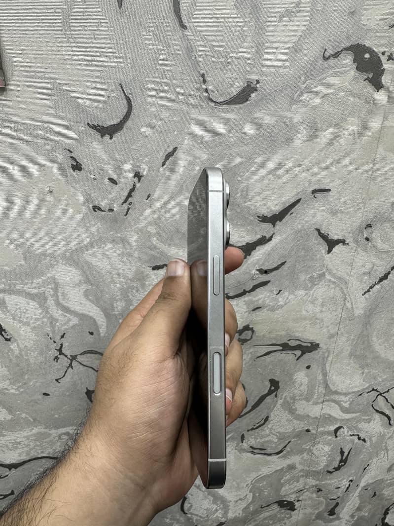 Apple iPhone 16 Pro 3