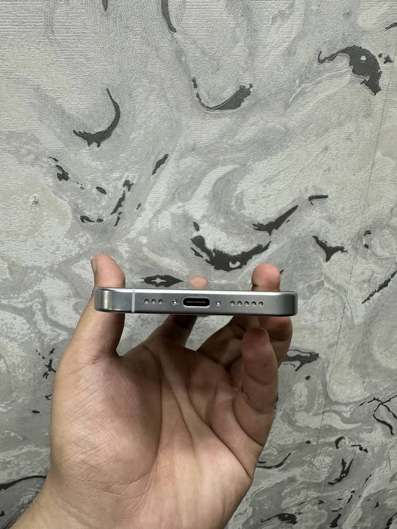 Apple iPhone 16 Pro 4