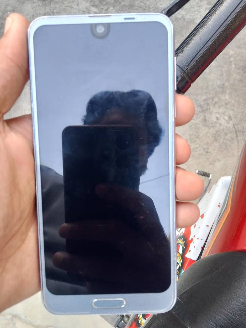 Sharp Aquos R2 4