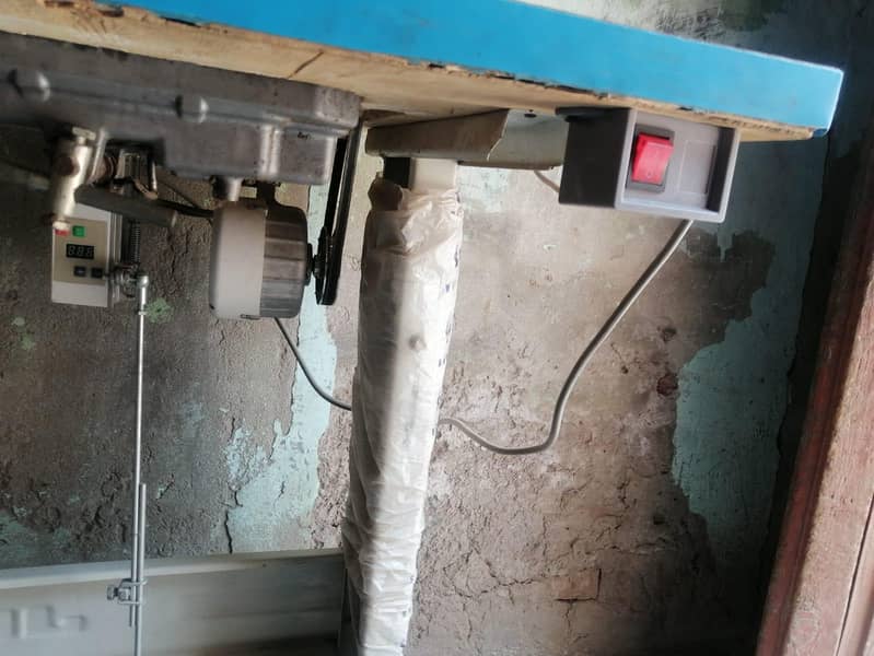 Sewing machine with table 4