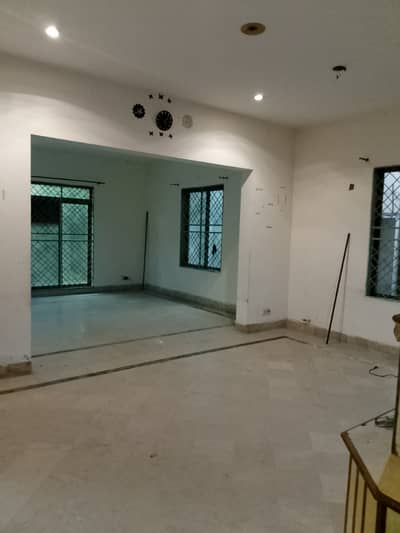 1 kanal lower portion awialable for Rent