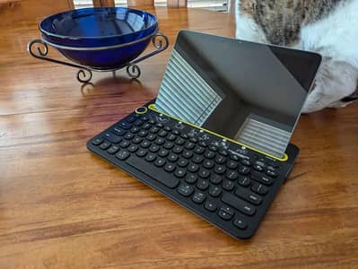 Logitech Keyboard Apple ipad 10th gen A16 ipad pro 11 air