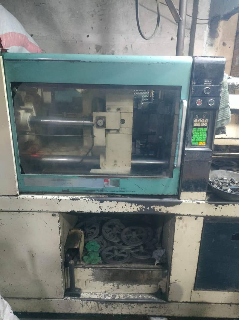 injection molding machine 1
