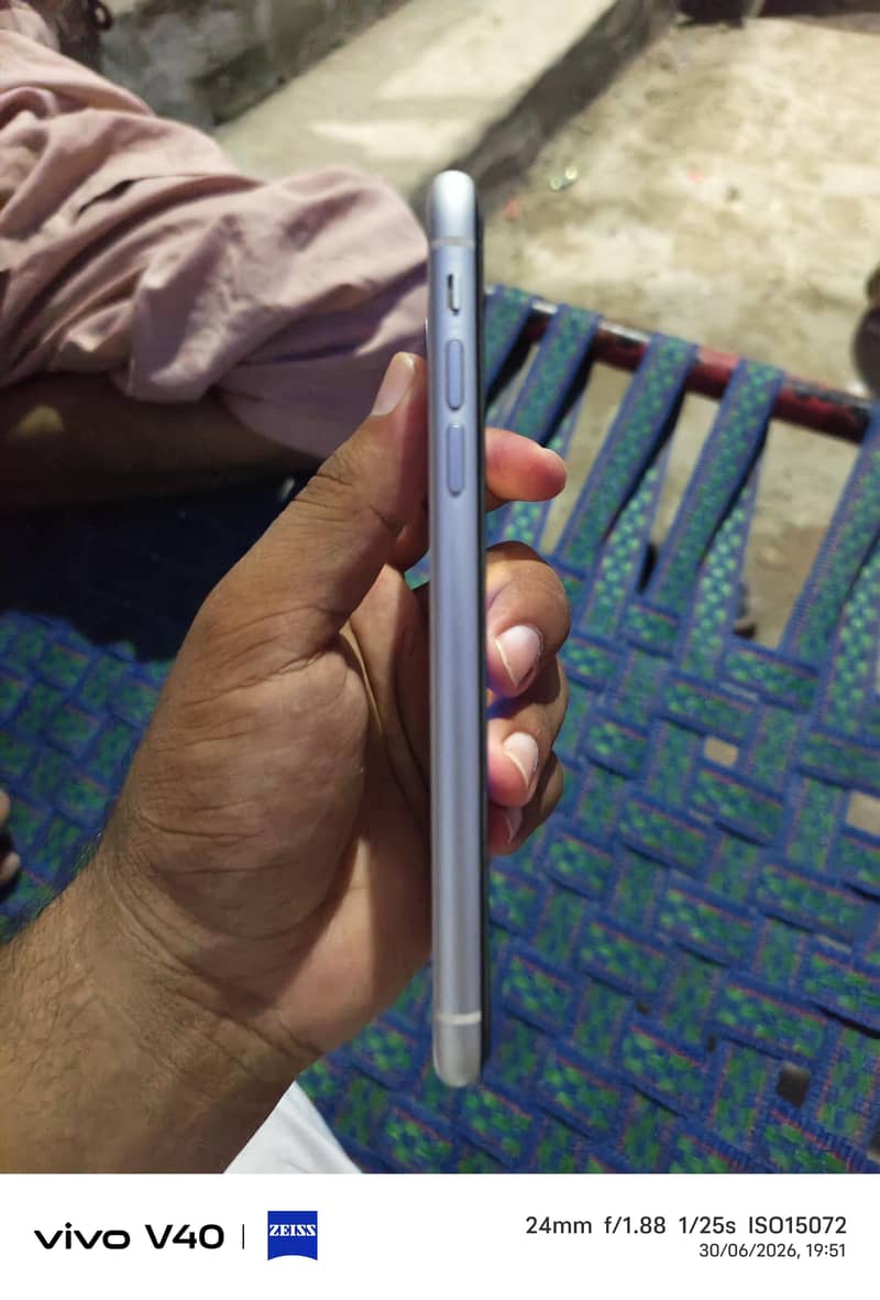 Apple iPhone 11 3
