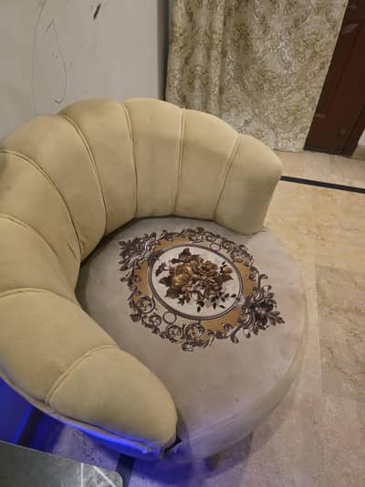 used coffee table with 2 sofa chairs