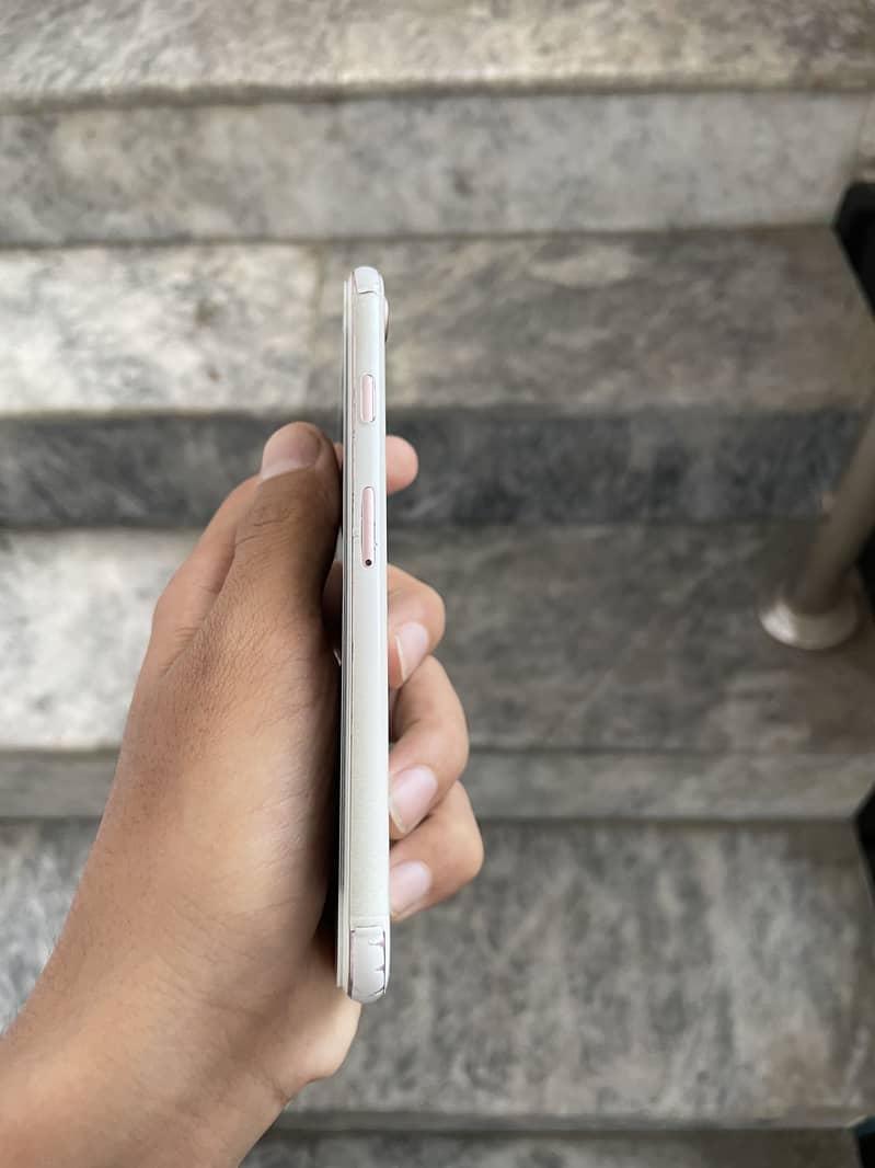 Apple iPhone 7 3