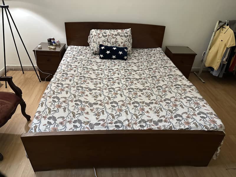 SOLID WOOD BED SET + 2 SIDE TABLES 0